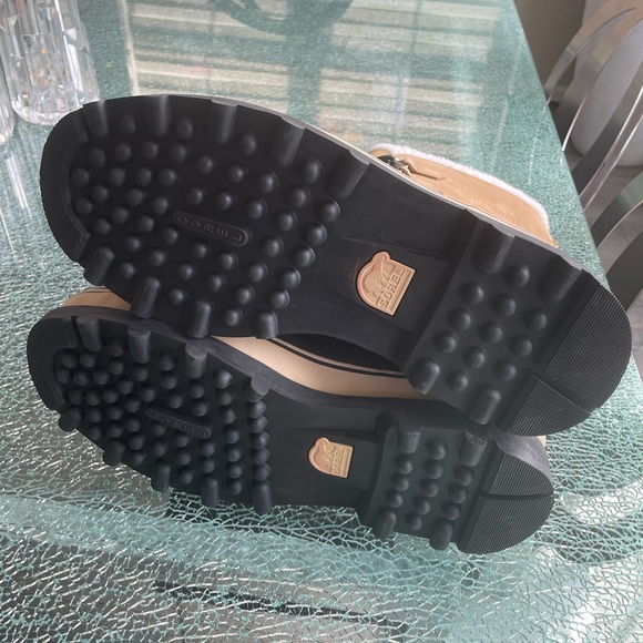 Sorel boots size 11.5 - Picture 4 of 8